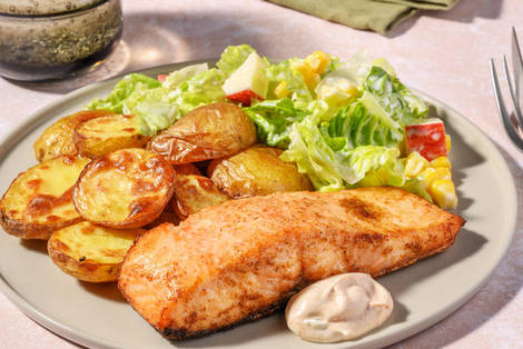 Cajun-Lachs mit Salat in Buttermilch-Dressing