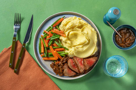 Bio-Rindersteak in dunkler Zwiebelsoße