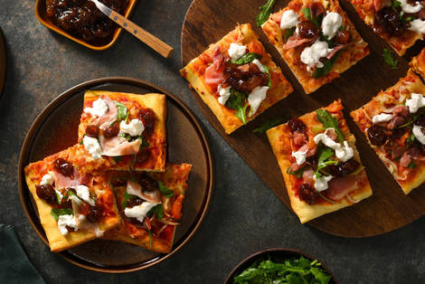 Pizza au serrano, burrata et sauce à l'abricot