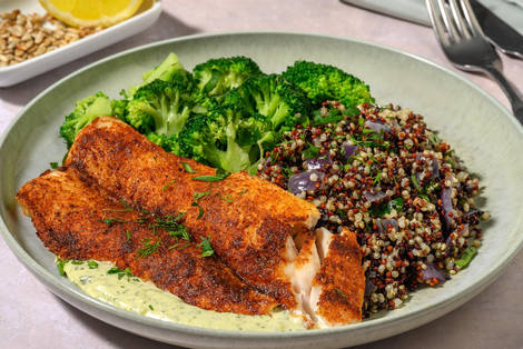 Buntbarsch auf buntem Kräuter-Quinoa 