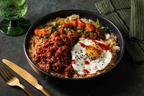 Bibimbap stijl bowl met rundergehakt en kimchisaus