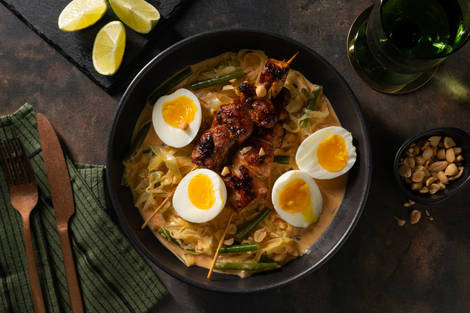 Kipspiesen met met kokos-limoensperziebonen