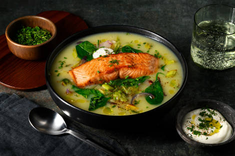 Zalmfilet met romige aardappel-preisoep