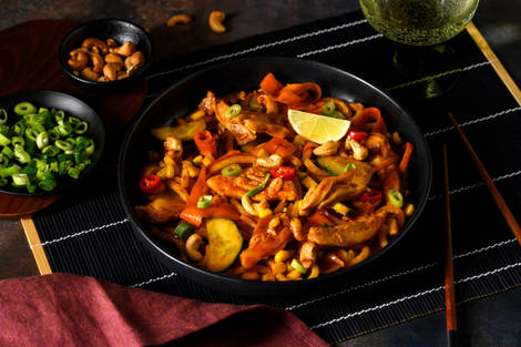 Nouilles udon au poulet épicé gochujang