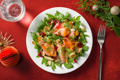 Feines Räucherlachs Carpaccio auf Rucolabett