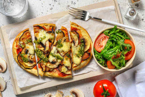 Pizza sur pain naan à l'aubergine et mozzarella