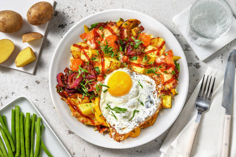 Aardappelroerbak met spiegelei en kaas