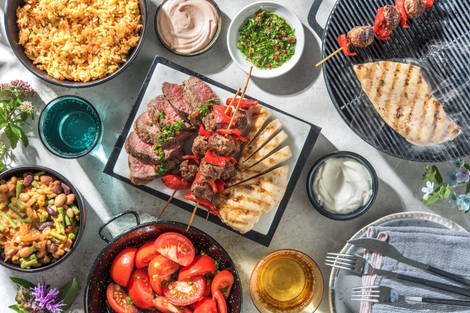 Argentinische Grillplatte mit Chimichurri-Reis