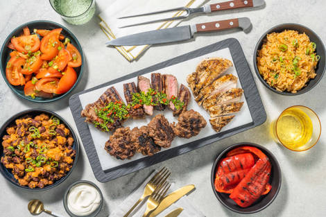 Argentinische Grillplatte mit Chimichurri-Reis