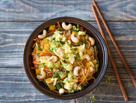 Aziatische groentemix, noedels, ei en cashewnoten