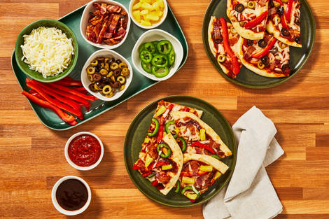 Pizzas pain plat au fromage avec double bacon