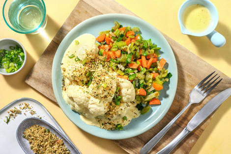 Blumenkohl mit Zitronenthymian-Bröseln und Käsesoße