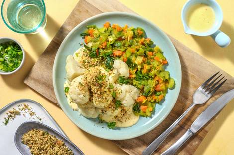 Blumenkohl mit Zitronenthymian-Bröseln und Käsesoße