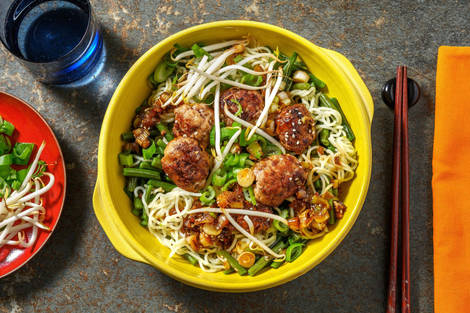 Gehaktballetjes in sticky saus met noedels