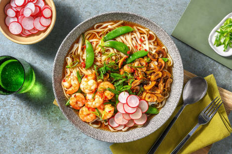 Bowl de soupe de nouilles aux crevettes piquantes et sugar snaps