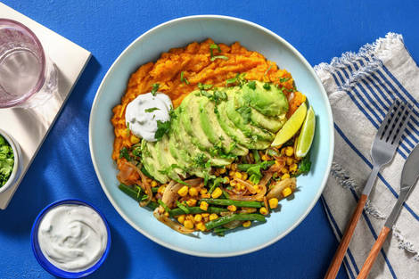 Bowl mit Smashed Sweetpotato & Avocadostreifen