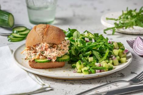 Pain garni d'une salade de saumon maison
