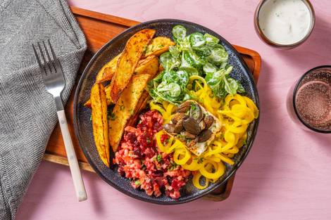 Bunte Bowl mit gelben Karottenspaghetti