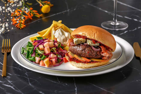 Wildzwijnburger met ovenfrietjes en kool-appelsalade