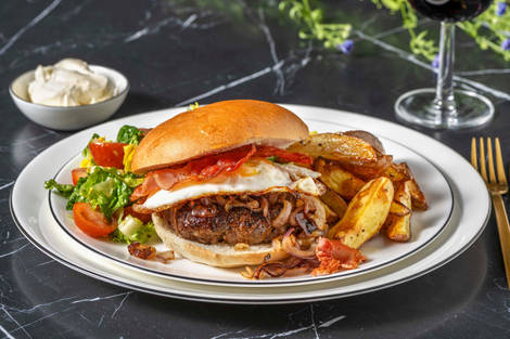 Hamburger deluxe met kalfsburger, spek en een spiegelei