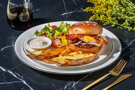 Hamburger deluxe met kalfsburger, spek en spiegelei