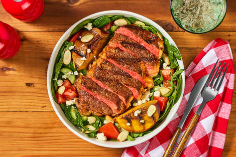 Steak de filet de bœuf à la truffe avec salade de fruit à noyau grillé 