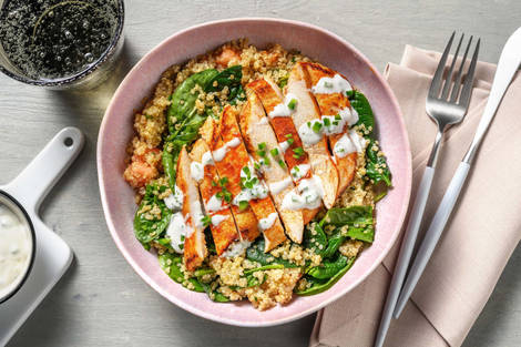 Bols de quinoa et de poulet faibles en glucides