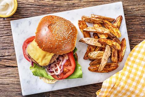 Cheeseburger met tomaat en cheddar