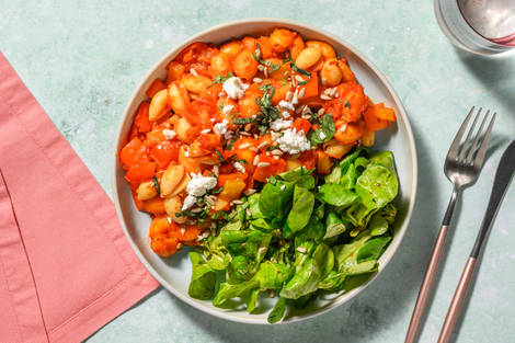 Conchiglie met rode pesto en witte kaas