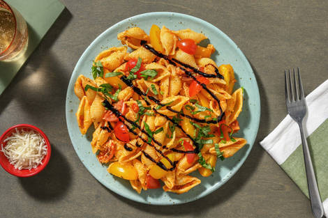 Conchiglie Bruschetta Art mit bunten Cherry-Tomaten