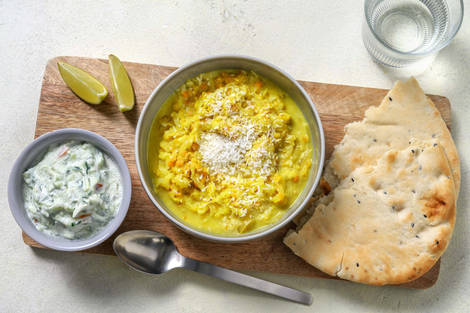 Dahl met een frisse raita en naanbrood