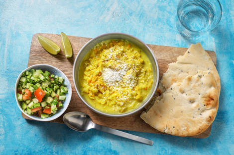 Dahl met een frisse salsa en naanbrood