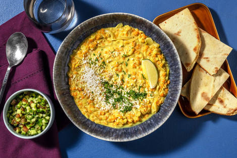 Dahl met frisse salsa en naanbrood