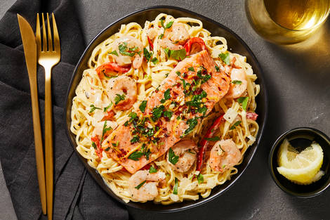 Crevettes à la sauce crémeuse à l’ail et saumon aux herbes