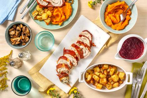 Feestelijke kalkoenrollade met serranoham en cranberrysaus