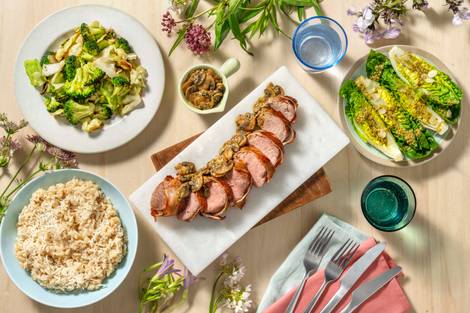Feestelijke varkenshaas in ontbijtspek met romige paddenstoelensaus