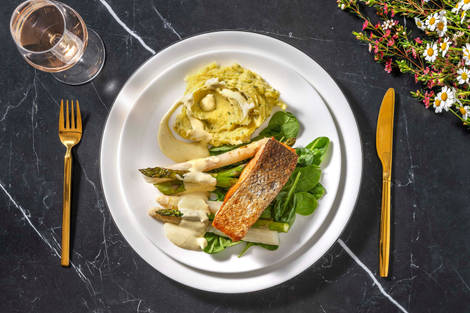 Zalmfilet met witte en groene asperges in bearnaisesaus