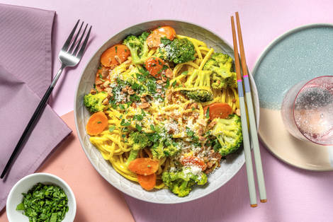 Frische Bandnudeln in Curry-Sahne-Soße mit Brokkoli