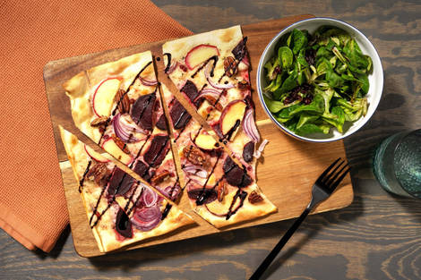 Fruchtiger Rote-Beete-Flammkuchen mit Apfel