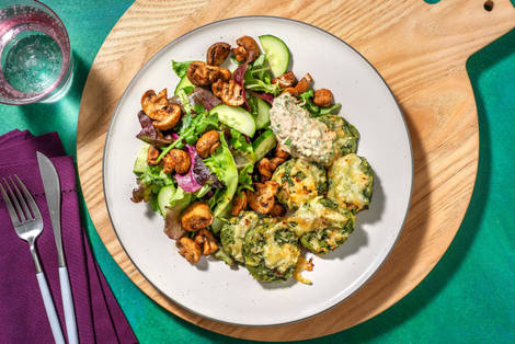 Gebackene Spinatknödel-Taler mit Sommersalat