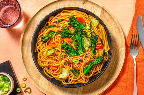 Gebratene Nudeln mit Pak Choi und Brokkolini