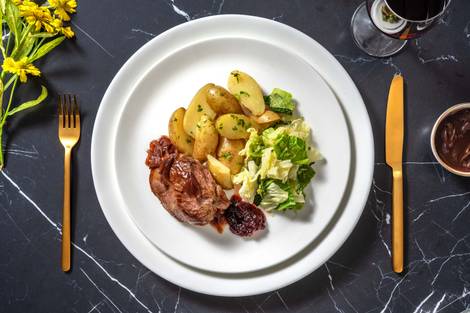 Gebratenes Hirschsteak mit Zwiebelsoße