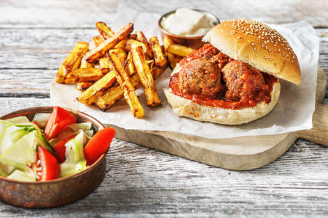 Petit pain aux boulettes dans une sauce barbecue légèrement piquante