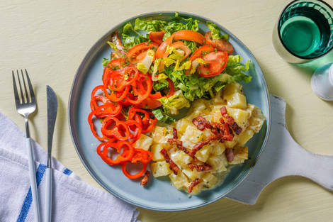 Gepofte aardappel met spek, crème fraiche en cheddar