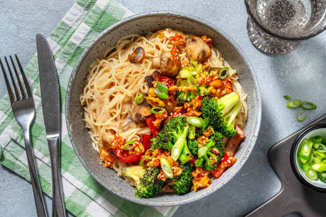 Glasnudeln in Miso-Erdnuss-Soße mit Knusper-Sesam