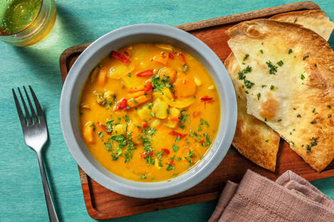 Goldenes Curry mit buntem Ofengemüse