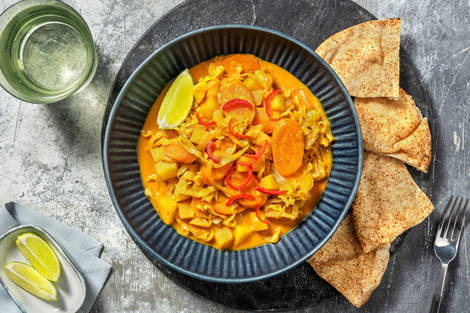 Goldenes Curry mit Spitzkohl und Karotten