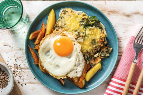 Romige spinaziegratin met spiegelei