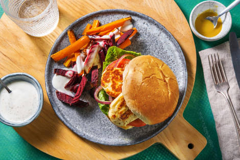 Grillkäse-Burger mit Rüebli-Randen-Sticks