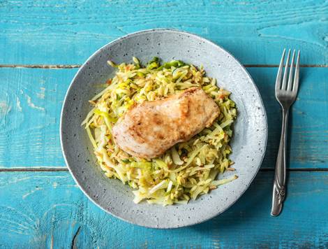 Groenterijke orzo met sinaasappel en gebakken kip